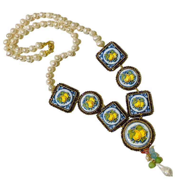 Collana con Perle naturali e inserti con mattonelline in pietra lavica e maioliche siciliane decoro Limoni, L 56 cm ca.