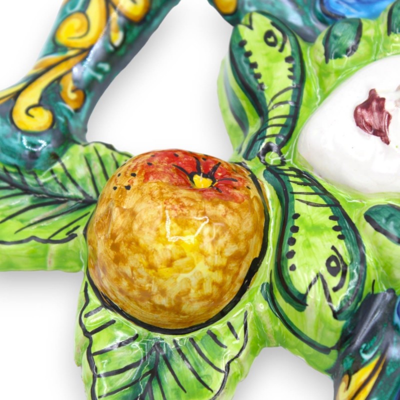 Trinacria em cerâmica siciliana - h 30 x 30 cm aprox. fundo verde, decoração de frutas e lâminas de figos da Índia - 
