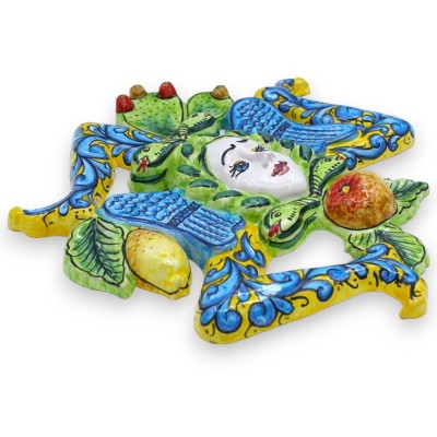 Trinacria in ceramica Siciliana - h 30 x 30 cm ca. fondo Giallo, decoro frutta e pale ficodindia - 