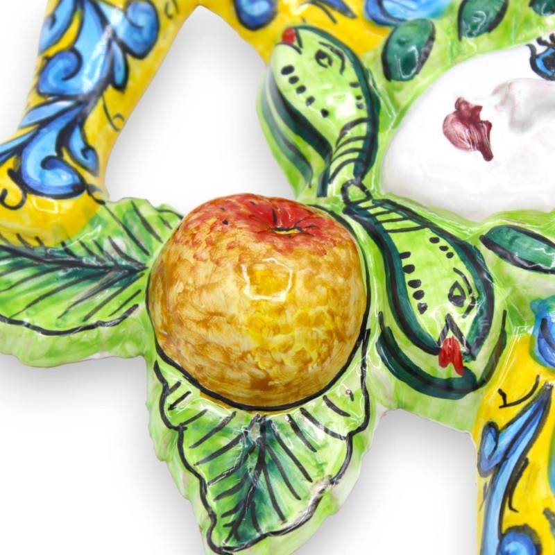 Trinacria in ceramica Siciliana - h 30 x 30 cm ca. fondo Giallo, decoro frutta e pale ficodindia - 