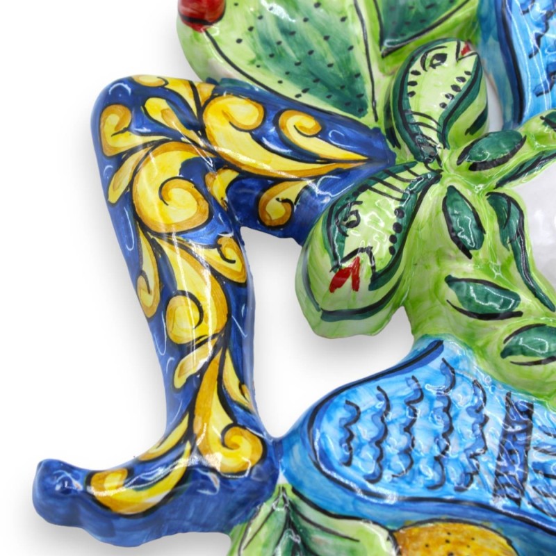 Trinacria in ceramica Siciliana - h 30 x 30 cm ca. fondo Blu, decoro frutta e pale ficodindia - 