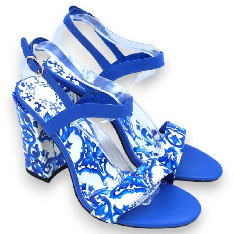 Sandalias de tacón en piel lacada pintada, altura aproximada 10 cm. Talla 38 - Mayólica siciliana azul, fondo blanco - 