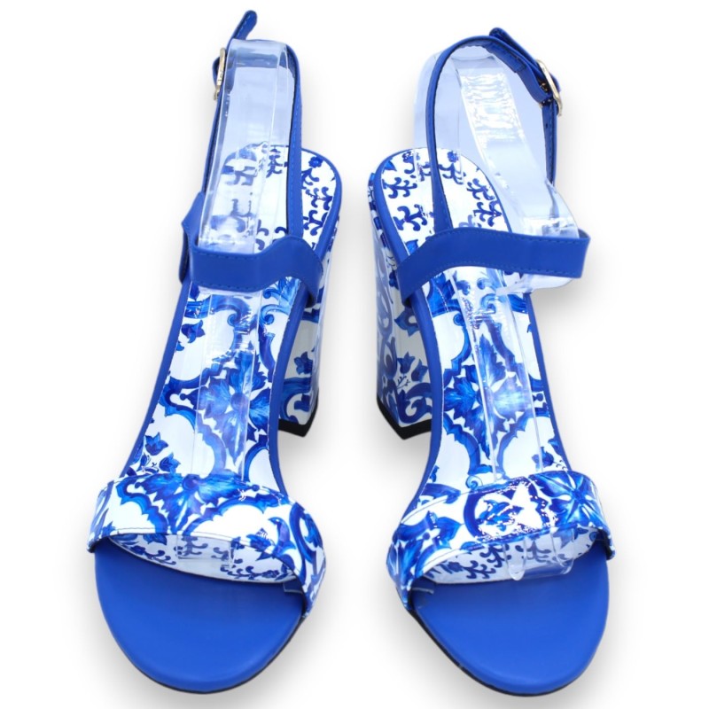 Sandały na wysokim obcasie z lakierowanej skóry, wys. ok. 10 cm. Rozmiar 38 - Niebieska majolika sycylijska, białe tło -