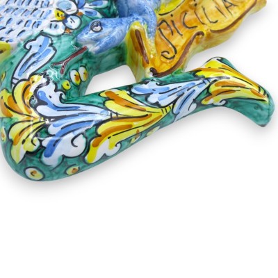 Trinacria in ceramica Caltagirone, h 40 x 40 cm ca. decoro barocco e floreale, fondo verderame - 