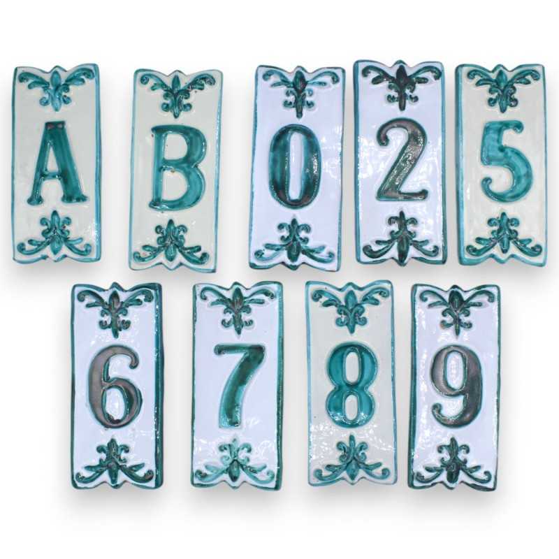 Buchstaben und Hausnummern aus feiner sizilianischer Keramik – H ca. 14 x 6 cm. (1 Stück) Grünspan Mit verschiedenen Opt