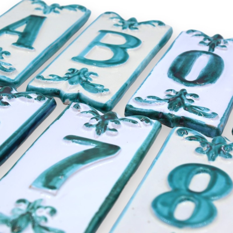 Letras y números de casa en fina cerámica siciliana - h 14 x 6 cm aprox. (1ud) Verdigris Con diferentes opciones - 