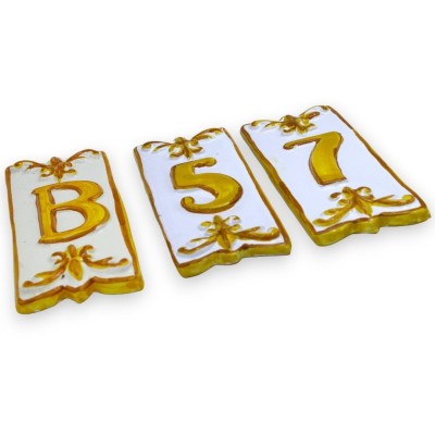 Buchstaben und Hausnummern aus feiner sizilianischer Keramik – H ca. 14 x 6 cm. (1 Stück) Gelb Mit 3 Optionen - 