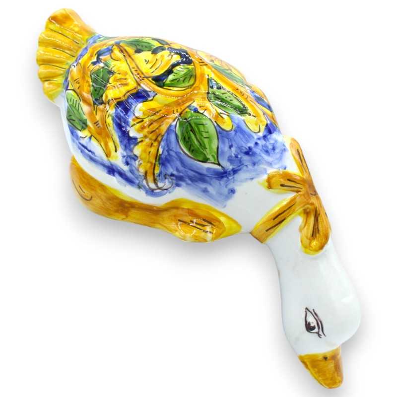 Papera testa in giù, "La Curtigghiara" in ceramica siciliana - L 27 x h 11 cm ca. decoro barocco e foglie su fondo blu -