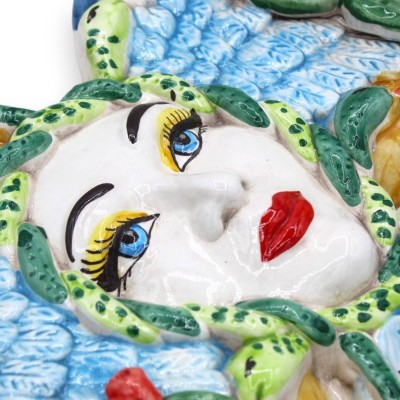 Trinacria in ceramica Caltagirone, con applicazioni di Pale ficodindia e fiori, h 36 cm ca. - 