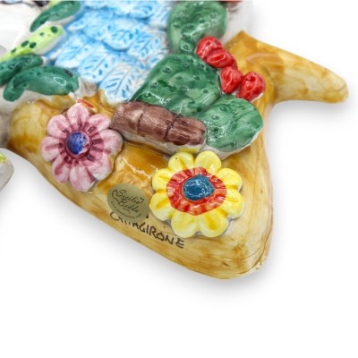 Trinacria in ceramica Caltagirone - h 36 cm ca. con applicazioni di Pale ficodindia e fiori - 