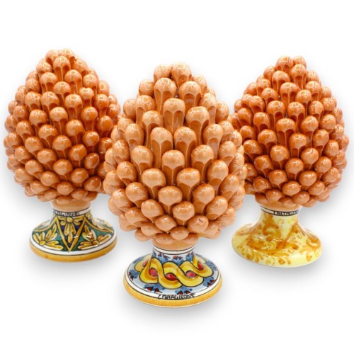 Caltagirone keramiek Siciliaanse dennenappel h 20 / 22 cm ca. (1 stuk) Koraal, met willekeurige stengelversiering - 