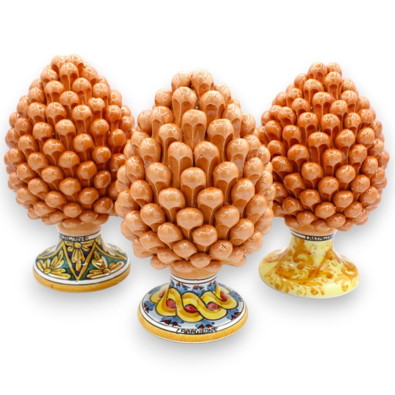 Piña de pino siciliano de cerámica Caltagirone h 20 / 22 cm aprox. (1 pieza) Coral, con decoración de tallo aleatoria - 