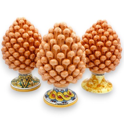 Piña de pino siciliano de cerámica Caltagirone h 20 / 22 cm aprox. (1 pieza) Coral, con decoración de tallo aleatoria - 