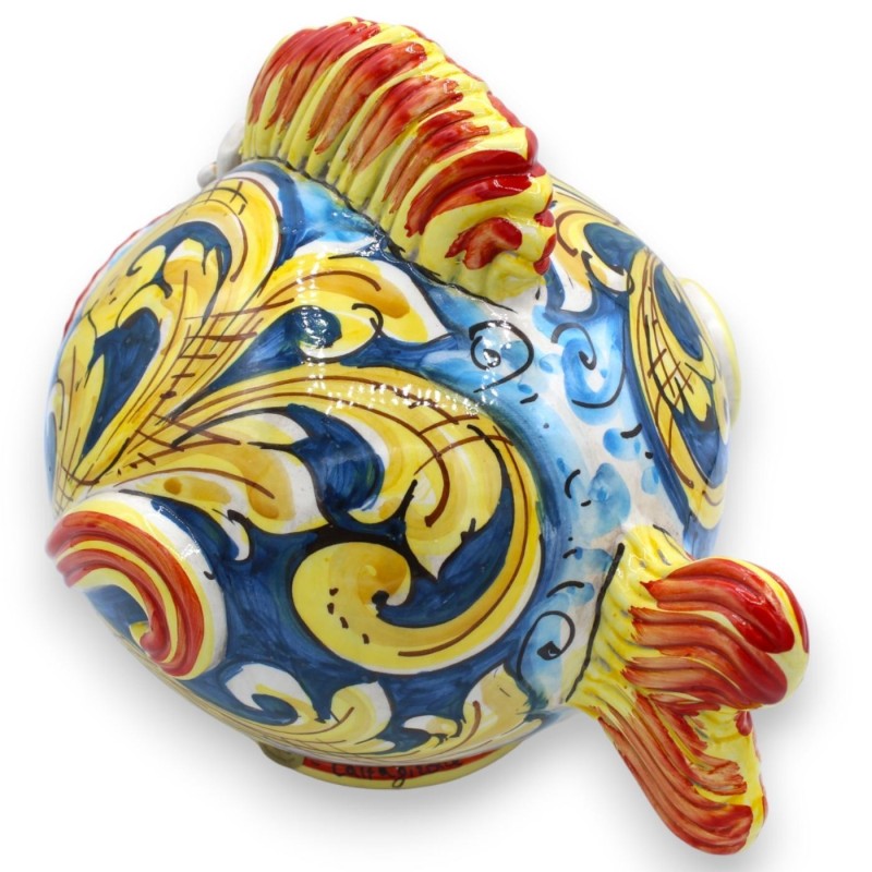 Caltagirone keramische kogelvis - h 23 x 27 x 20 cm ongeveer. Barokke decoratie op een blauwe achtergrond en rode detail
