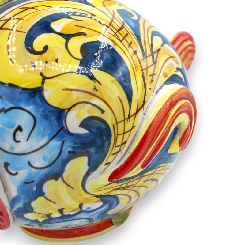 Caltagirone keramische kogelvis - h 23 x 27 x 20 cm ongeveer. Barokke decoratie op een blauwe achtergrond en rode detail