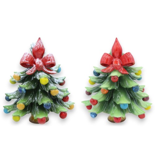 Sapin de Noël avec ruban et pointe en céramique fine, h environ 13/14 cm. (1pc) Avec Option Neige ou Sans Neige - 