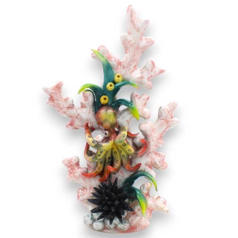 Coral com composição Marina em cerâmica preciosa inteiramente feita e decorada à mão - Mede aproximadamente 30x20 cm. mo