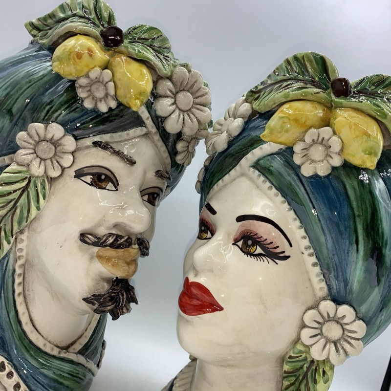 Cabeza de Moro de Caltagirone con limones y flores, fondo cardenillo y tonos de azul antiguo, altura 28 cm aprox. - 