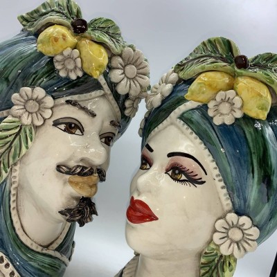 Cabeza de Moro de Caltagirone con limones y flores, fondo cardenillo y tonos de azul antiguo, altura 28 cm aprox. - 