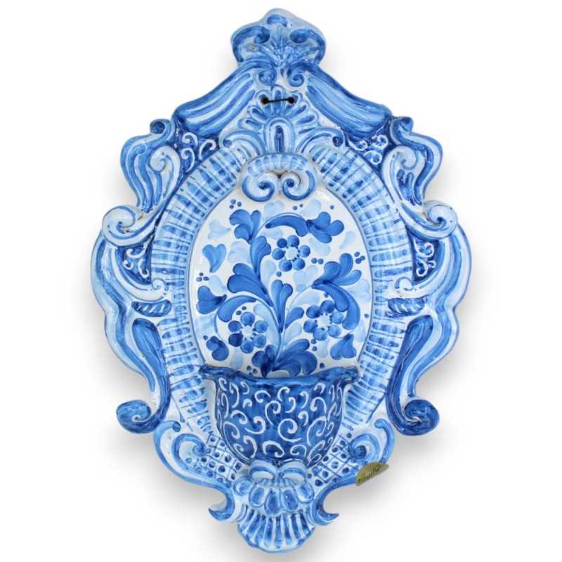 Bénitier en céramique sicilienne - h 30 x L 20 cm environ. décoration baroque et florale sur fond blanc et bleu MD4 - 