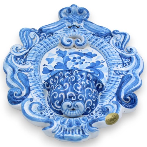 Bénitier en céramique sicilienne - h 30 x L 20 cm environ. décoration baroque et florale sur fond blanc et bleu MD4 -  2