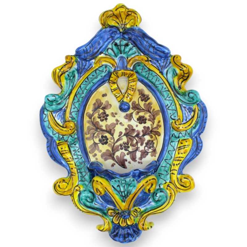 Bénitier en céramique sicilienne - h 30 x L 20 cm environ. Décor XVIIème sur fond MD3 vert, bleu et jaune - 