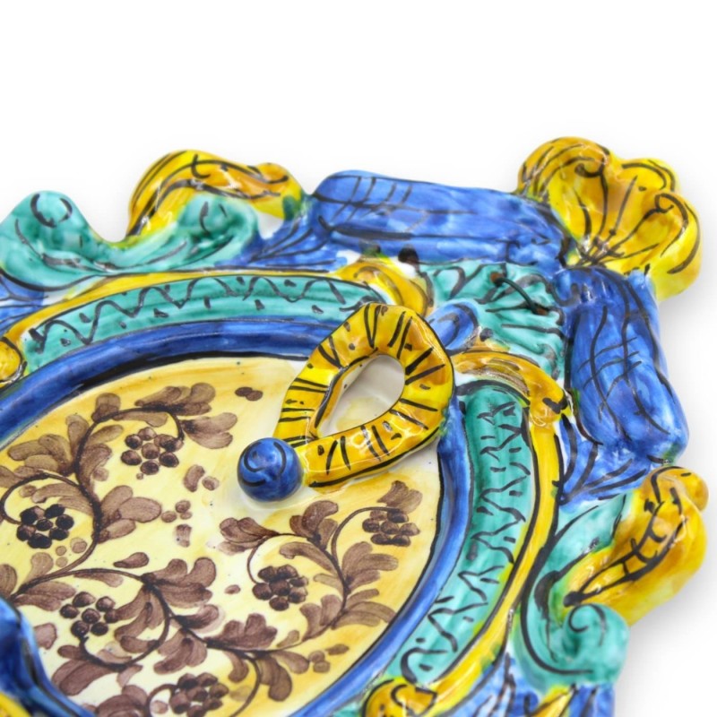 Sizilianisches Keramikbecken – ca. H 30 x B 20 cm. Dekoration aus dem 17. Jahrhundert auf grünem, blauem und gelbem MD3-