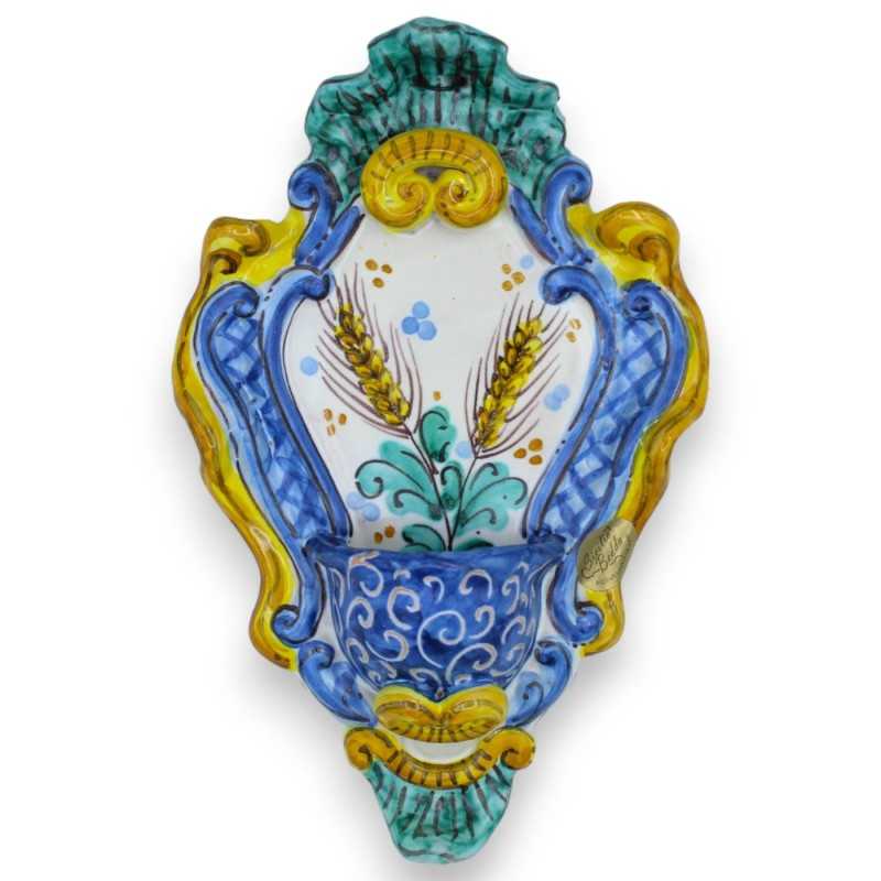 Bénitier sicilien en céramique, motif baroque et fleuri - h 23 cm x L 15 cm environ. MD9 - 