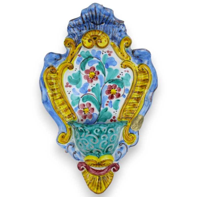 Bénitier sicilien en céramique, motif baroque et fleuri - h 23 cm x L 14 cm environ. MD10 - 