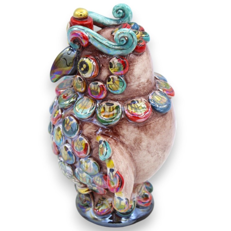 Caltagirone keramische uil met reliëfversieringen h 16 / 17 cm ca. Parelmoer emaille met 24-karaats puur gouden details 