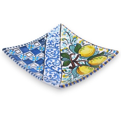 Bolso de cerâmica Caltagirone vazio, 2 opções de tamanho (1 unidade) Decoração moderna e limões sobre fundo azul - 