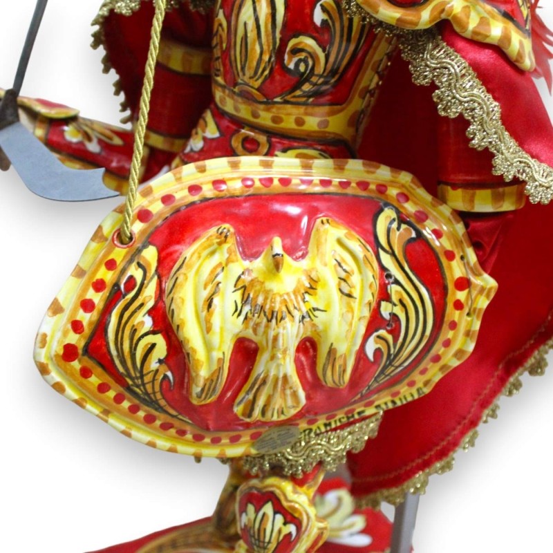 Marionnette sicilienne, Paladin en céramique de Caltagirone, h environ 80 cm. Ligne carolingienne, socle en pierre de la Marionnette sicilienne, Paladin en céramique de Caltagirone, h environ 80 cm. Ligne carolingienne, socle en pierre de la