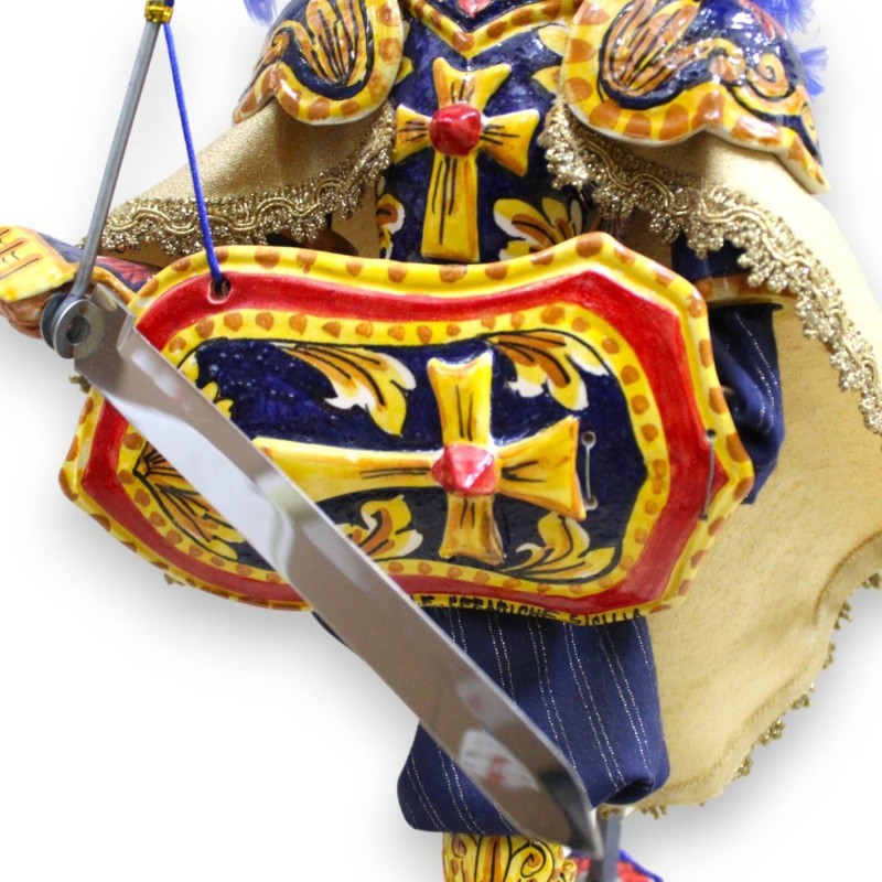 Marionnette sicilienne, Paladin en céramique de Caltagirone, h environ 80 cm. Ligne carolingienne, socle en pierre de la