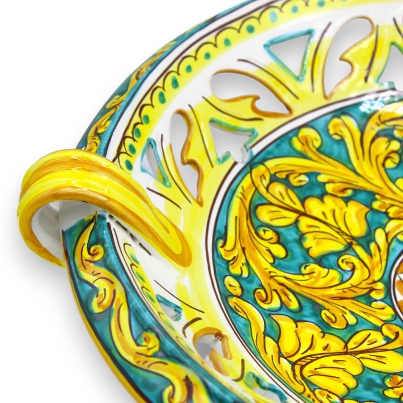 Geperforeerde fruitschaal middenstuk met handgrepen, Caltagirone keramiek, Ø ca. 40 cm. (1st) barokdecoratie met palmet 