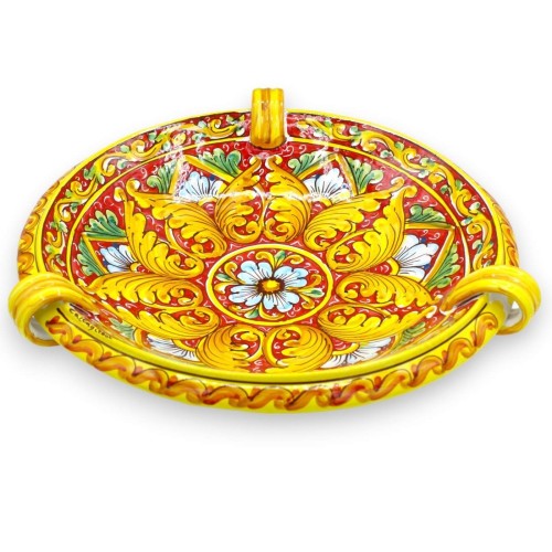 Centro de fruteira com alças, cerâmica Caltagirone, Ø aproximadamente 40 cm. (1pc) fundo vermelho, decoração barroca e f