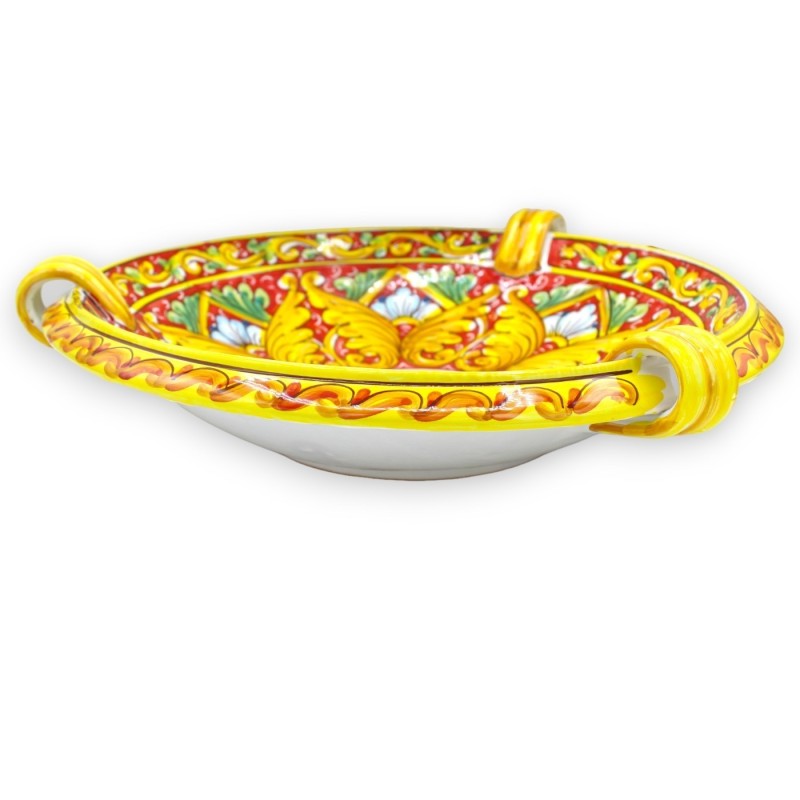 Centro de mesa frutero con asas, cerámica Caltagirone, Ø aprox.40 cm. (1ud) fondo rojo, decoración barroca y flor. - 