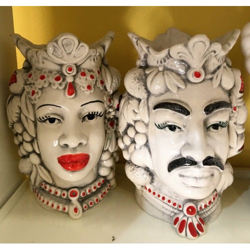Cabeças de mouro siciliano (par) h aproximadamente 13 cm Cerâmica Caltagirone, Branco Antigo com detalhes em Vermelho -