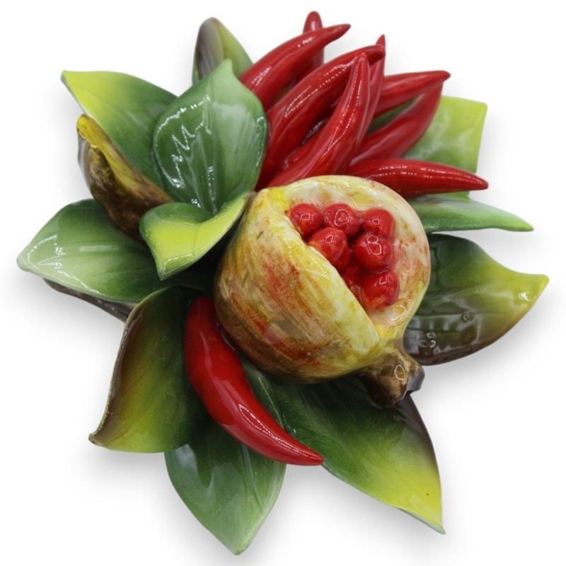 Bunt med sammansättning av chili, granatäpple och blad i fin keramik, h ca 16 x 20 cm. - 