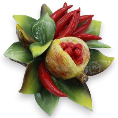 Paquete con composición de chiles, granada y hojas en cerámica fina, altura aproximada 16 x 20 cm. - 