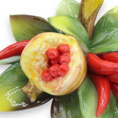 Pakiet z kompozycją chilli, granatu i liści z delikatnej ceramiki, wys. ok. 16 x 20 cm. - 