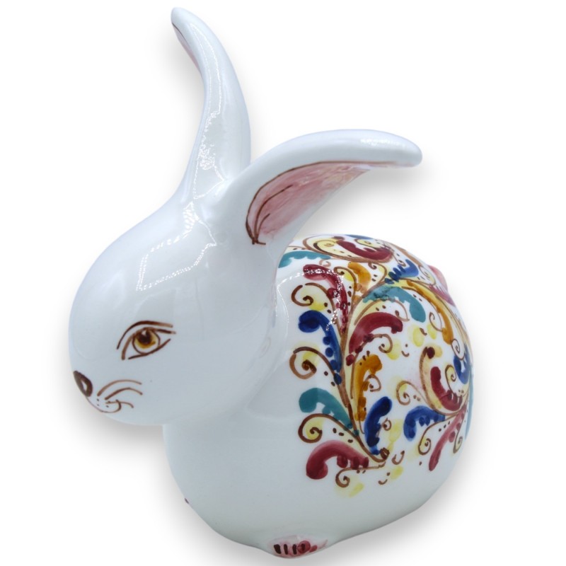 Conejo sentado en cerámica de Caltagirone h 13 x 12 cm aprox. Fondo blanco con decoración barroca multicolor. - 