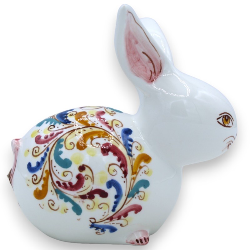 Zittend konijn in Caltagirone keramiek h 13 x 12 cm ca. witte achtergrond met veelkleurige barokke decoratie - 