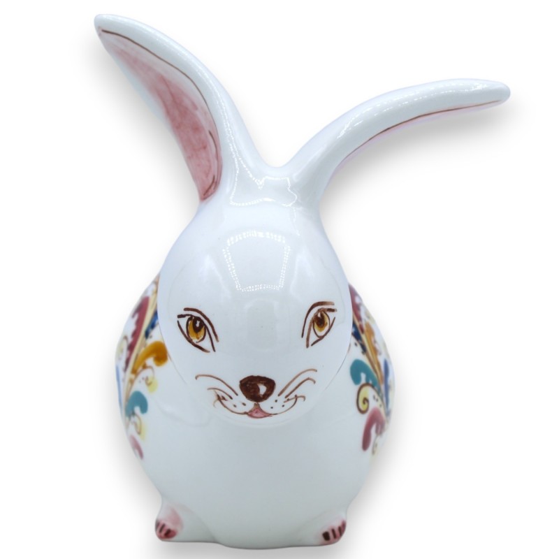 Zittend konijn in Caltagirone keramiek h 13 x 12 cm ca. witte achtergrond met veelkleurige barokke decoratie - 