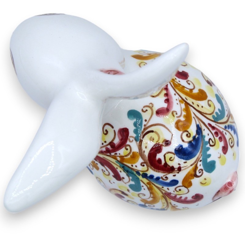 Sitzender Hase aus Caltagirone-Keramik, ca. H 13 x 12 cm. weißer Hintergrund mit mehrfarbiger Barockdekoration - 