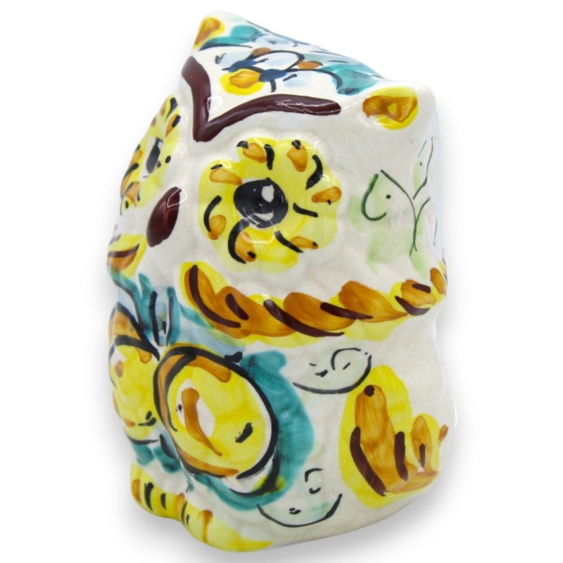 Búho barrigón de cerámica de Caltagirone, de unos 9 y 7 cm de altura. Fondo cardenillo y decoración de limón. - 