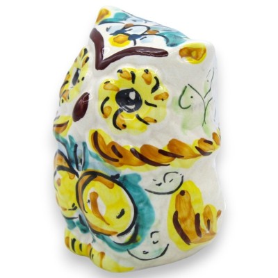 Búho barrigón de cerámica de Caltagirone, de unos 9 y 7 cm de altura. Fondo cardenillo y decoración de limón. - 