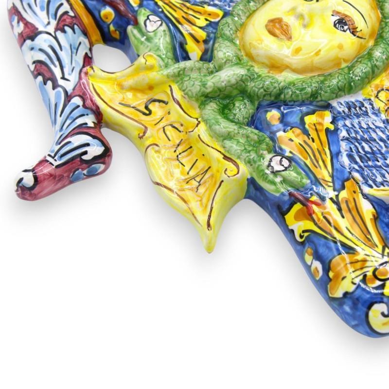 Trinacria in keramiek Caltagirone, h ca. 40 cm. Blauw en bordeaux, barokke decoratie en bloemen - 