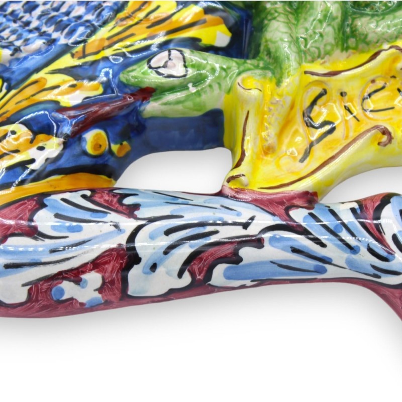 Trinacria en céramique de Caltagirone, h environ 40 cm. Bleu et bordeaux, décoration baroque et fleurs - 