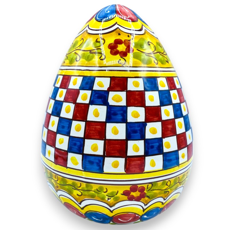 Uovo in ceramica di Caltagirone h 22 cm ca. decoro carretto siciliano con scacchi e fiori rossi - 