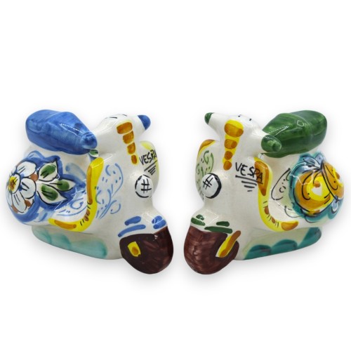 Pojazd ceramiczny Vespa Caltagirone - dł. 12 cm ok. (1 szt.) Z 2 opcjami kolorystycznymi i losową dekoracją - 